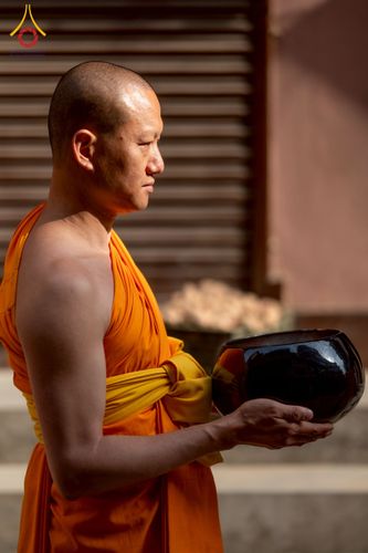 ภาพ No.213119:วันที่ 17 - 18 มีนาคม พ.ศ. 2568 คณะสงฆ์และสามเณรเดินบิณฑบาต รอบเมืองในพื้นที่ วัดสยมภูวนาถและราชวังปาตัน ณ เมืองกาฐมาณฑุ ประเทศเนปาล