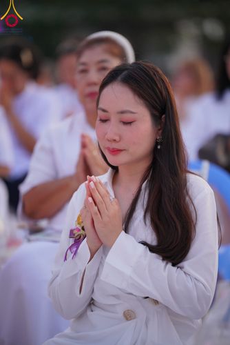 ภาพ No.112180:พิธีจุดประทีปถวายเป็นพุทธบูชา และบูชาธรรมมหาปูชนียาจารย์ พระมงคลเทพมุนี(สด จนฺทสโร) ในโครงการธรรมยาตรา กตัญญูบูชา มหาปูชนียาจารย์ พระมงคลเทพมุนี(สด จนฺทสโร) พระผู้ปราบมาร อนุสรณ์สถาน 7 แห่ง ปีที่ 12 วันที่ 14 มกราคม พ.ศ. 2567 ณ วัดสองพี่น้อง อ.สองพี่น้อง