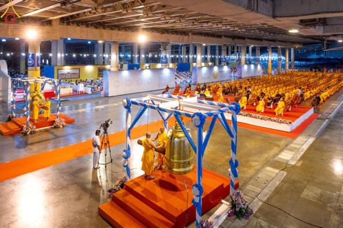 ภาพ No.59888:คณะสงฆ์และสาธุชนร่วมใจกัน สวดมนต์บทธัมมจักกัปปวัตนสูตร ครบ 6,315,808,080 จบ และจุดประทีปแปรอักษร ถวายเป็นพุทธบูชา เนื่องในวาระ "ฉลองอายุวัฒนมงคล 80 ปี หลวงพ่อธัมมชโย" ณ ลานธรรม มหารัตนวิหารคด วัดพระธรรมกาย