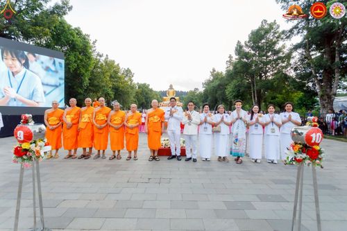 ภาพ No.224487:วันจันทร์ที่ 12 พฤษภาคม พ.ศ. 2568  ชาวพุทธในอินโดนีเซีย ร่วมฉลองวิสาขบูชาจุดประทีปกว่า 200,000 ดวง ณ พระมหาเจดีย์บรมพุทโธ  เจริญพุทธมนต์ถวาย “พระวชิรเกล้าเจ้าอยู่หัว”