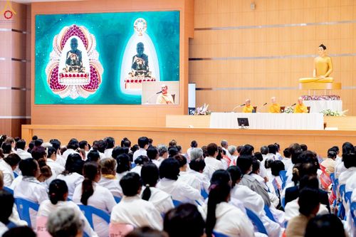 ภาพ No.239905:วันที่ ๒๒ - ๒๔ สิงหาคม พ.ศ. ๒๕๖๘ สัมมนารวมใจผู้นำบุญ บูชาธรรม ๘๑ ปี หลวงพ่อธัมมชโย กฐินสามัคคีทั่วไทย ๓๐,๐๐๐ วัด โครงการอุปสมบทบูชาธรรมมหาปูชนียาจารย์ ๓,๐๐๐ รูป รุ่นที่ ๑