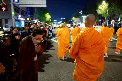 ภาพ No.229567:วันเสาร์ที่ 26 เมษายน พ.ศ. 2568 คณะพระภิกษุสามเณรในโครงการบรรพชาหมู่ 81 รูป  วัดภาวนาโซล ประเทศเกาหลีใต้ ได้ร่วมกับคณะสาธุชนคนไทยในเกาหลีใต้  ร่วมกันเดินขบวนอัญเชิญโคมดอกบัว  เพื่อบูชาแด่องค์สมเด็จพระสัมมาสัมพุทธเจ้า  ในงานเทศกาลวิสาขบูชานานาชาติ ประจำปี