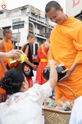 ภาพ No.126343:พิธีทำบุญเมืองนครราชสีมา ฉลอง 556 ปี ตักบาตรพระ 10,000 รูป ในวันเสาร์ที่ 2 มีนาคม พ.ศ.2567 ณ อนุสาวรีย์ท้าวสุรนารี จ.นครราชสีมา จัดโดย คณะสงฆ์จังหวัดนครราชสีมา ร่วมกับสำนักงานจังหวัดนครราชสีมา