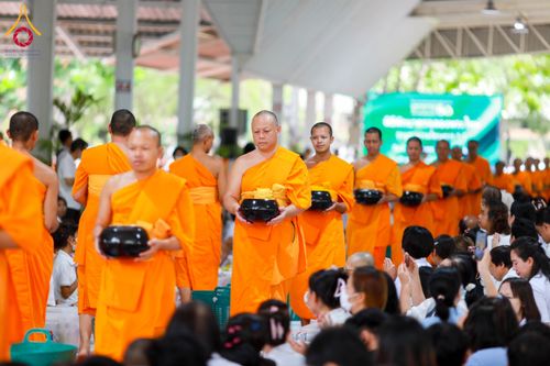 ภาพ No.61267:พิธีตักบาตรฉลองพระใหม่ รุ่นบูชาธรรมโครงการ 1-2 โครงการบรรพชาอุปสมบทหมู่ธรรมทายาท บูชาธรรมหลวงพ่อธัมมชโย 80 ปี ณ โถงช้างสำนักงานใหญ่ วัดพระธรรมกาย วันที่ 20 เมษายน พ.ศ. 2567