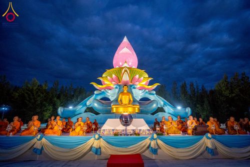 ภาพ No.266112:วันพุธที่ 5 พฤศจิกายน พ.ศ. 2568 (วันพระ ขึ้น 15 ค่ำ เดือน 12) พิธีจุดประทีปโคมลาน, โคมลอย และลอยกระทง ถวายประทีปเป็นพุทธบูชา สร้างความสว่างไสวให้กับแผ่นดินด้วยแสงธรรม ณ พุทธอุทยานนานาชาติ จังหวัดหนองคาย