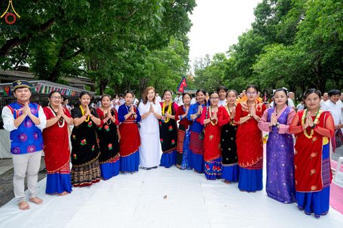 ภาพ No.143889:พิธีตัดปอยผม โครงการอุปสมบทหมู่ พระธรรมทายาทนานาชาติ (ภาษาจีน) รุ่นที่ 19 วันอาทิตย์ที่ 7 กรกฎาคม พ.ศ. 2567 ณ สนามหญ้า หน้าบ้านแก้วอาสาสมัคร วัดพระธรรมกาย