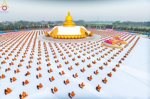 ภาพ No.198615:พระธรรมยาตราปฏิบัติธรรม และถ่ายภาพหมู่ประวัติศาสตร์ ณ อนุสรณ์สถานบางปลา วัดบางปลา อำเภอบางเลน จังหวัดนครปฐม ในโครงการธรรมยาตรา กตัญญูบูชา มหาปูชนียาจารย์ พระมงคลเทพมุนี(สด จนฺทสโร) พระผู้ปราบมาร อนุสรณ์สถาน 7 แห่ง ปีที่ 13 วันที่ 20 มกราคม พ.ศ. 2568