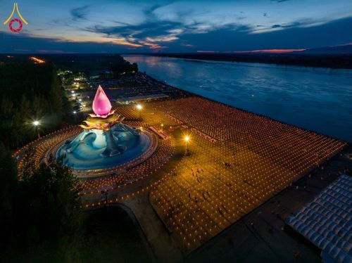 ภาพ No.162281:พิธีจุดประทีปโคมลาน ถวายเป็นพุทธบูชา สร้างความสว่างไสวให้กับแผ่นดินด้วยแสงธรรม วันพฤหัสบดีที่ 17 ตุลาคม พ.ศ. 2567 ณ พุทธอุทยานนานาชาติ จังหวัดหนองคาย