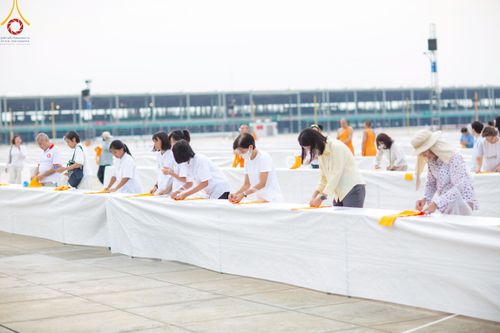 ภาพ No.218465:วันที่ 15 - 18 เมษายน พ.ศ. 2568 การเตรียมภาชนะสำหรับถวายภัตตาหาร , การจัดโต๊ะเก้าอี้ในลานธรรม , การแพ็คพัสดุงานต้อนรับ เพื่องานวันคุ้มครองโลก 22 เมษายน พ.ศ.2568 วัดพระธรรมกาย