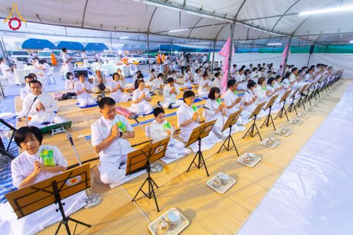 ภาพ No.201813:พิธีถวายภัตตาหารเป็นสังฆทาน แด่พระธรรมยาตรา ณ อนุสรณ์สถานบางปลา วัดบางปลา อำเภอบางเลน จังหวัดนครปฐม ในโครงการธรรมยาตรา กตัญญูบูชา มหาปูชนียาจารย์ พระมงคลเทพมุนี(สด จนฺทสโร) พระผู้ปราบมาร อนุสรณ์สถาน 7 แห่ง ปีที่ 13 วันที่ 26 มกราคม พ.ศ. 2568