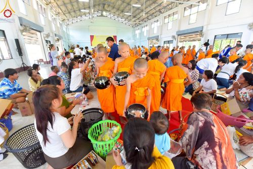 ภาพ No.217569:วันอาทิตย์ที่ 13 เมษายน พ.ศ. 2568 พิธีตักบาตรฉลองสามเณรใหม่ ศูนย์ปฏิบัติธรรมเขาคิชฌกูฏ โครงการบรรพชาสามเณรภาคฤดูร้อน