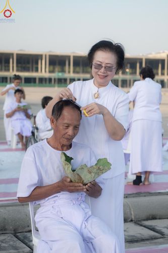 ภาพ No.180005:พิธีปลงผมนาคธรรมทายาท ในโครงการอุปสมบทหมู่ บูชาธรรมมหาปูชนียาจารย์ (ศูนย์อบรมวัดพระธรรมกาย) วันที่ 1 ธันวาคม พ.ศ. 2567 ณ ลานธรรมหารัตนวิหารคด วัดพระธรรมกาย จ.ปทุมธานี