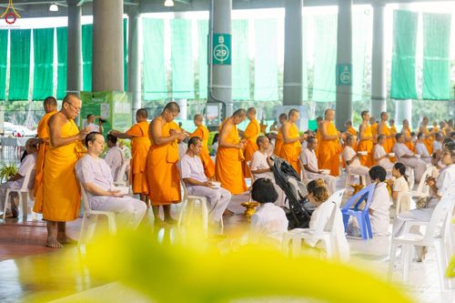 ภาพ No.243007:วันที่ 31 สิงหาคม พ.ศ. 2568 พิธีตัดปอยผมและปลงผม โครงการอุปสมบทหมู่บูชาธรรม ครบรอบ 108 ปี วันครูผู้ค้นพบวิชชาธรรมกาย ณ วัดพระธรรมกาย