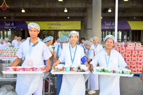 ภาพ No.219284:บรรยากาศการเดินทางเข้าวัดพระธรรมกาย , การต้อนรับปฏิสันถาร , การฉันภัตตาหารเช้า , การลงทะเบียนพระสังฆาธิการ  เนื่องในวันคุ้มครองโลก พิธีถวายมหาสังฆทานคณะสงฆ์ 40,000 กว่าวัดทั่วประเทศ ณ วัดพระธรรมกาย