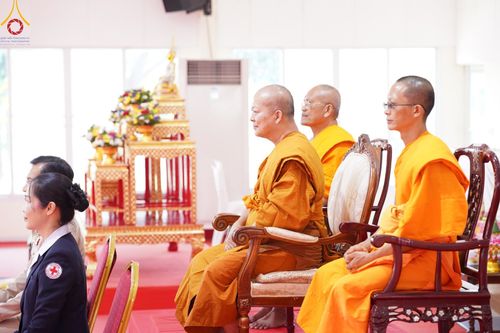 ภาพ No.59130:พิธีปลงผมและแห่นาคธรรมทายาท ในโครงการบรรพชาสามเณร ภาคฤดูร้อน เฉลิมพระเกียรติพระบาทสมเด็จพระเจ้าอยู่หัว เนื่องในโอกาส  พระราชพิธีมหามงคลเฉลิมพระชนมพรรษา 6 รอบ  ปลงผมนาคในวันที่ 21 เมษายน พ.ศ 2567 ณ วัดกลางธนรินทร์ (ธรรมอุทยานบ้านแป้ง)
