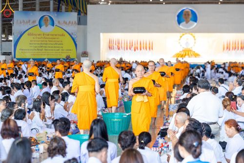 ภาพ No.139074:พิธีตักบาตร , พิธีบูชาข้าวพระ ณ ห้องแก้วสารพัด 1 สภาธรรมกายสากล วัดพระธรรมกาย วันอาทิตย์ต้นเดือนที่ 2 มิถุนายน พ.ศ. 2567