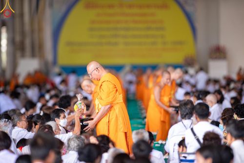 ภาพ No.143403:พิธีตักบาตร ข้าวสารอาหารแห้ง ณ บ้านแก้วเรือนทองคุณยายฯ และ พิธีบูชาข้าวพระ  ณ สภาธรรมกายสากล วัดพระธรรมกาย วันอาทิตย์ที่ 7 กรกฎาคม พ.ศ. 2567