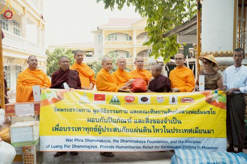 ภาพ No.220314:วันที่ 17 เมษายน พ.ศ. 2568 ผู้แทนวัดพระธรรมกาย ลงพื้นที่เยียวยา ซับน้ำตาเหยื่อแผ่นดินไหวมัณฑะเลย์