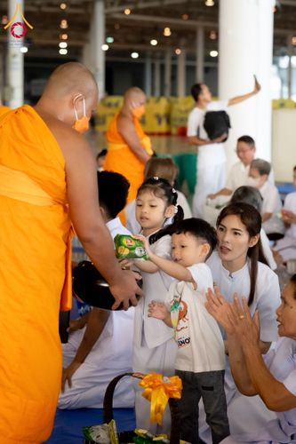 ภาพ No.133831:พิธีตักบาตร ข้าวสารอาหารแห้ง ณ บ้านแก้วเรือนทองคุณยายฯ สภาธรรมกายสากล วัดพระธรรมกาย วันอาทิตย์ต้นเดือนที่ 7 เมษายน พ.ศ. 2567