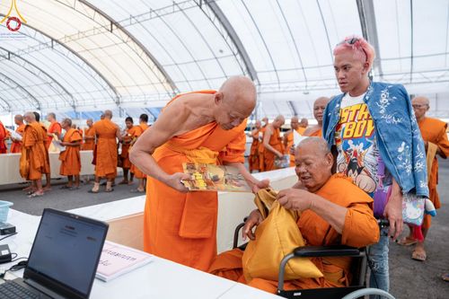 ภาพ No.60326:การต้อนรับพระสังฆาธิการ 10,000 กว่าวัดทั่วประเทศ พิธีมอบปัจจัยช่วยเหลือครู 4 จังหวัดชายแดนภาคใต้ พิธีปฏิบัติธรรม ในวันคุ้มครองโลก วันจันทร์ที่ 22 เมษายน พ.ศ.2567 ณ วัดพระธรรมกาย จ.ปทุมธานี