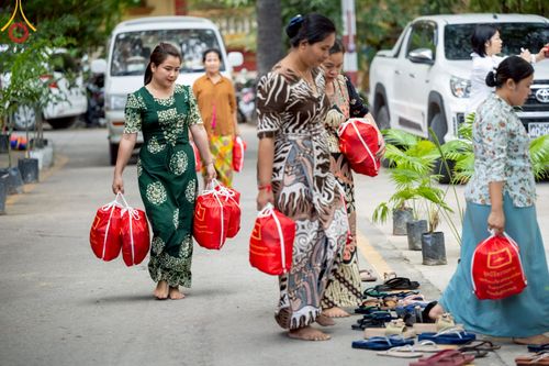 ภาพ No.220047:วันจันทร์ที่ 14 เมษายน พ.ศ. 2568 พระครูสิทธิรัตนวิเทศ ผู้ช่วยเจ้าอาวาสวัดพระธรรมกาย พร้อมด้วยผู้แทนมูลนิธิธรรมกาย และศิษยานุศิษย์หลวงพ่อธัมมชโย ออกเดินทางไปยังพื้นที่เมืองมัณฑะเลย์ สาธารณรัฐแห่งสหภาพเมียนมา โดยได้รับความเมตตาประสานงานเจ้าหน้าที่ภาครัฐจาก