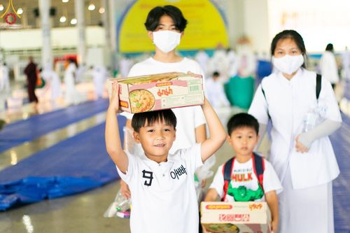 ภาพ No.123028:พิธีตักบาตร และพิธีบูชาข้าวพระ ในวันอาทิตย์ต้นเดือนที่ 4 กุมภาพันธ์ พ.ศ. 2567 ณ วัดพระธรรมกาย จ.ปทุมธานี