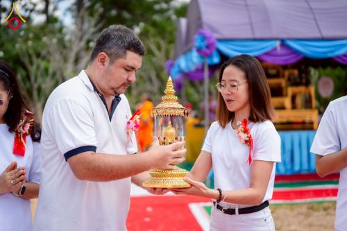 ภาพ No.255480:วันที่ 13 ตุลาคม พ.ศ. 2568 พิธีบรรจุพระบรมสารีริกธาตุ ผูกผ้า 7 สี เพื่อความเป็นสิริมงคล  และ ยกช่อฟ้า ประดิษฐานบนหลังคาอุโบสถวัดทุ่งเจริญธรรม ถวายบูชาธรรม 81 ปี หลวงพ่อธัมมชโย โดยคณะศิษยานุศิษย์ ณ วัดทุ่งเจริญธรรม อ.อมก๋อย จ.เชียงใหม่