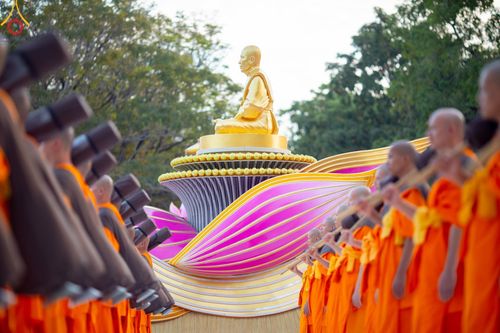 ภาพ No.186934:พระธรรมยาตราปฏิบัติธรรม และถ่ายภาพหมู่ประวัติศาสตร์ ปีที่ 13 ณ ลานทิศตะวันออก มหาวิหารพระมงคลเทพมุนี วัดพระธรรมกาย จ.ปทุมธานี วันเสาร์ที่ 28 ธันวาคม พ.ศ. 2567