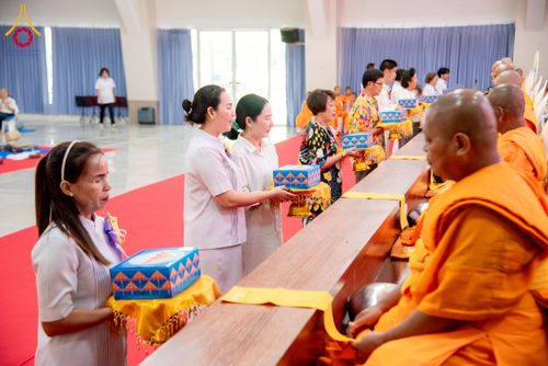 ภาพ No.218060:วันอาทิตย์ที่ 13 เมษายน พ.ศ. 2568 พิธีตักบาตรฉลองสามเณรใหม่ 75 รูป เนื่องในวันสงกรานต์ (โครงการบรรพชาสามเณรฟื้นฟูพระพุทธศาสนาทั่วไทย ประจำปีพุทธศักราช 2568) ณ ศูนย์ปฏิบัติธรรมระยอง(บ้านช่องลม) ตำบลบางบุตร อำเภอบ้านค่าย จังหวัดระยอง