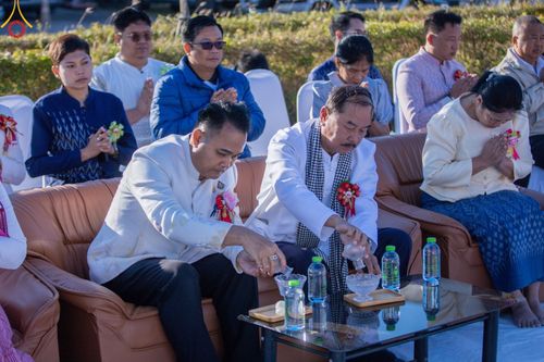 ภาพ No.187158:พิธีตักบาตรพระ ๕๐๐ รูป "สร้างบุญใหญ่ ส่งท้ายปีเก่า ต้อนรับปีใหม่ ๒๕๖๘" วันเสาร์ที่ ๒๘ ธันวาคม พ.ศ. ๒๕๖๗ ณ ถนนหน้าที่ว่าการอำเภอภูเรือ จังหวัดเลย