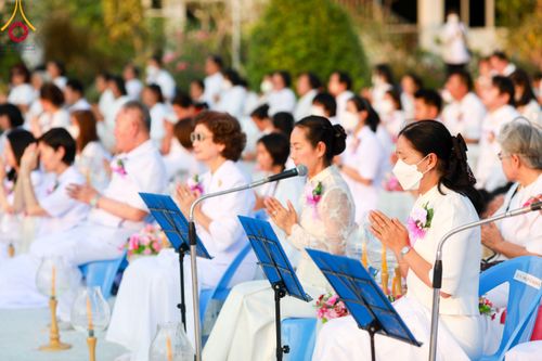 ภาพ No.112022:พิธีจุดประทีปถวายเป็นพุทธบูชา และบูชาธรรมมหาปูชนียาจารย์ พระมงคลเทพมุนี(สด จนฺทสโร) ในโครงการธรรมยาตรา กตัญญูบูชา มหาปูชนียาจารย์ พระมงคลเทพมุนี(สด จนฺทสโร) พระผู้ปราบมาร อนุสรณ์สถาน 7 แห่ง ปีที่ 12 วันที่ 14 มกราคม พ.ศ. 2567 ณ วัดสองพี่น้อง อ.สองพี่น้อง
