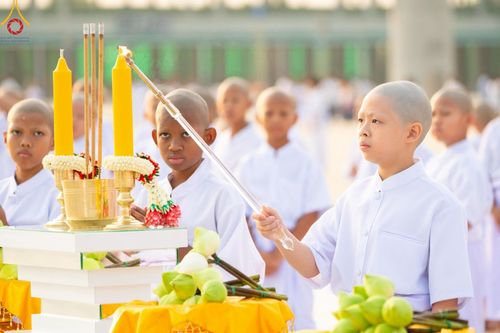 ภาพ No.214960:วันเสาร์ที่ 5 เมษายน พ.ศ. 2568 พิธีเวียนประทักษิณรอบพระมหาธรรมกายเจดีย์  พิธีวันทาเจดีย์ พิธีขอขมาและมอบผ้าไตร ในโครงการบรรพชาสามเณรฟื้นฟูพระพุทธศาสนาทั่วไทย , โครงการหน่อแก้วเปรียญธรรม รุ่นที่ 13 ,  โครงการสามเณรยุวธรรมทายาท รุ่นที่ 33 , โครงการสามเณรมั