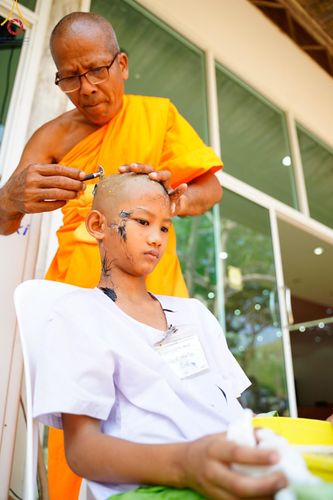 ภาพ No.134852:พิธีตัดปอยผม พิธีขอขมารับผ้าไตร พิธีบรรพชา และพิธีถวายบาตร ในโครงการบรรพชาสามเณร ฟื้นฟูพระพุทธศาสนาทั่วไทย  ณ ศูนย์ปฏิบัติธรรมและศูนย์อบรมเยาวชนเพชรบุรี ต.ท่าแลง อ.ท่ายาง จ.เพชรบุรี