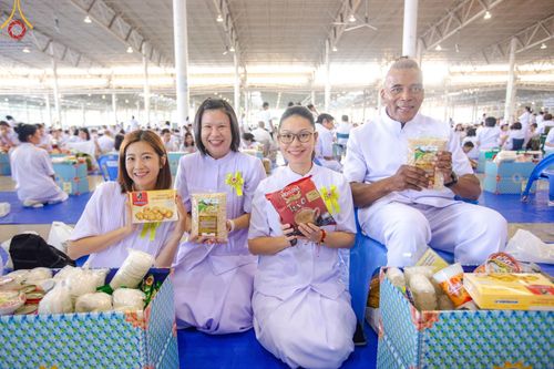 ภาพ No.167501:พิธีตักบาตรและพิธีบูชาข้าวพระ ในวันอาทิตย์ที่ 3 พฤศจิกายน พ.ศ. 2567 ณ วัดพระธรรมกาย