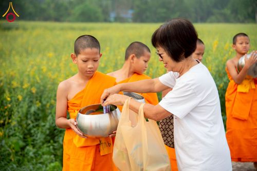 ภาพ No.217946:วันศุกร์ที่ 11 เมษายน พ.ศ. 2568 พระและสามเณร 99 รูป จากศูนย์ปฏิบัติธรรมระยอง(บ้านช่องลม) บิณฑบาต ณ ทุ่งปอเทือง ต.บางบุตร อ.บ้านค่าย จ.ระยอง เพื่อเป็นการฝึกสามเณรภาคฤดูร้อน ผ่านกิจวัตรบิณฑบาตในพื้นที่ชุมชน