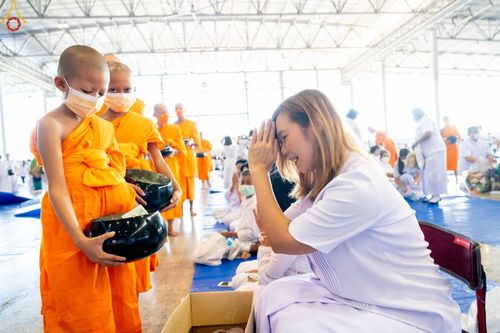 ภาพ No.86848:พิธีตักบาตร , พิธีบูชาข้าวพระ , พิธีจุดเทียนใจ ไฟนิรันดร์ อนันตชัย ในวันอาทิตย์ต้นเดือน 3 กันยายน พ.ศ. 2566 ณ วัดพระธรรมกาย