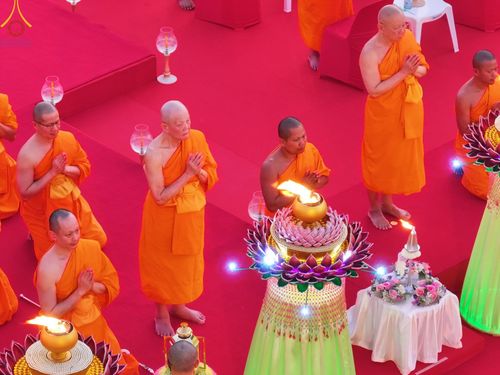 ภาพ No.204515:พิธีจุดประทีปถวายเป็นพุทธบูชา และบูชาธรรมมหาปูชนียาจารย์ ณ วัดพระธรรมกาย ตำบลคลองสาม อำเภอคลองหลวง จังหวัดปทุมธานี ในโครงการธรรมยาตรา กตัญญูบูชา มหาปูชนียาจารย์ พระมงคลเทพมุนี(สด จนฺทสโร) พระผู้ปราบมาร ปีที่ 13 วันที่ 31 มกราคม พ.ศ. 2568
