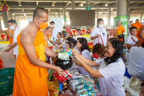 ภาพ No.115481:พิธีตักบาตรฉลองพระใหม่ ในโครงการอุปสมบทหมู่บูชาธรรม 115 ปี คุณยายอาจารย์มหารัตนอุบาสิกาจันทร์ ขนนกยูง วันที่ 19  มกราคม พ.ศ. 2567 ณ มหารัตนวิหารคด วัดพระธรรมกาย