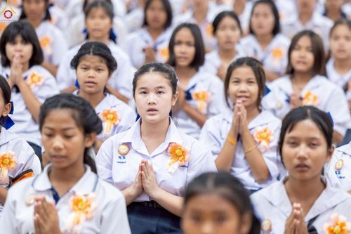 ภาพ No.245926:วันเสาร์ที่ 13 กันยายน พ.ศ. 2568 พิธีมอบผ้าไตรประธานกฐินสัมฤทธิ์เด็กดี V-Star ณ สภาธรรมกายสากล วัดพระธรรมกาย