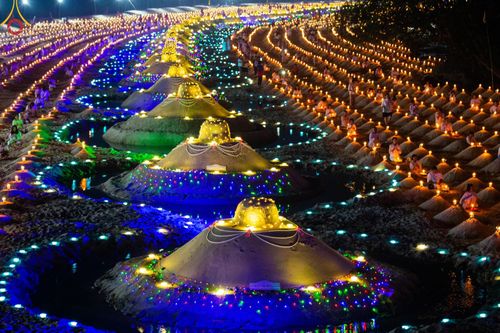 Photo Story  มหัศจรรย์วัดดงดินแดง Episode 6 พระภิกษุ-สามเณร ในโครงการบรรพชาอุปสมบทหมู่  กว่า 500 รูป และศีลจาริณีกว่า 300 คน ร่วมกันก่อพระเจดีย์ทราย 20,000 องค์ และจุดประทีป  บูชาธรรม 80 ปี หลวงพ่อธมฺมชโย กลางลำน้ำแม่ตื่น