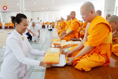 ภาพ No.243852:วันที่ 6 กันยายน พ.ศ. 2568 พิธีถวายภัตตาหารเมนูสวรรค์ เพื่อการบรรลุธรรม ณ หอฉันคุณยายอาจารย์ฯ วัดพระธรรมกาย