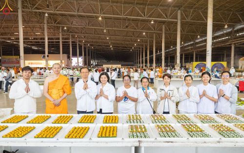 ภาพ No.188178:พิธีถวายภัตตาหารเป็นสังฆทาน แด่พระธรรมยาตรา ในโครงการธรรมยาตรา กตัญญูบูชา มหาปูชนียาจารย์ พระมงคลเทพมุนี(สด จนฺทสโร) พระผู้ปราบมาร อนุสรณ์สถาน 7 แห่ง ปีที่ 13 ณ สภาธรรมกายสากล วัดพระธรรมกาย วันที่ 2 มกราคม พ.ศ. 2568