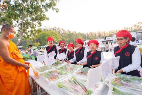 ภาพ No.190475:สาธุชนถวายภัตตาหารเป็นสังฆทาน แด่พระธรรมยาตรา ณ อนุสรณ์สถานมหาวิหารพระมงคลเทพมุนี (โลตัสแลนด์) อ.สองพี่น้อง จ.สุพรรณบุรี ในโครงการธรรมยาตรา กตัญญูบูชา มหาปูชนียาจารย์ พระมงคลเทพมุนี(สด จนฺทสโร) พระผู้ปราบมาร แห่ง ปีที่ 13 วันที่ 7 มกราคม พ.ศ.2568