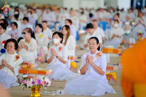 ภาพ No.198071:พิธีถวายภัตตาหารแด่พระภิกษุ สามเณร  บูชาธรรมคุณยายอาจารย์มหารัตนอุบาสิกาจันทร์ ขนนกยูง เนื่องในวาระวันคล้ายวันเกิดครบ 116 ปี วันอาทิตย์ที่ 19 มกราคม พ.ศ. 2568 ณ หอฉันคุณยายอาจารย์ฯ วัดพระธรรมกาย