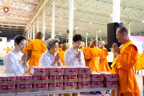 ภาพ No.202693:พิธีถวายภัตตาหารเป็นสังฆทาน แด่พระธรรมยาตรา ณ วัดพระธรรมกาย ตำบลคลองสาม อำเภอคลองหลวง จังหวัดปทุมธานี ในโครงการธรรมยาตรา กตัญญูบูชา มหาปูชนียาจารย์ พระมงคลเทพมุนี(สด จนฺทสโร) พระผู้ปราบมาร อนุสรณ์สถาน 7 แห่ง ปีที่ 13 วันที่ 28 มกราคม พ.ศ. 2568