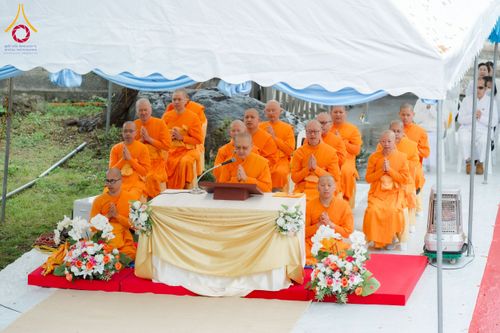 ภาพ No.220893:วันที่ 13 เมษายน พ.ศ. 2568 พิธีโปรยรัตนชาติปฐมเริ่มสถาปนาเจดีย์ และ พิธีเปิดหมู่บ้านปฏิบัติธรรม เพื่อการบรรลุธรรม ณ วัดป่าธรรมกายนานาชาติโทชิหงิ  ประเทศญี่ปุ่น