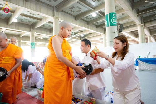 ภาพ No.145669:พิธีตักบาตรโครงการบรรพชาสามเณร โรงเรียนนานาชาติ รุ่นที่ 13 ณ มหารัตนวิหารคด 9 วัดพระธรรมกาย วันเสาร์ที่ 20 กรกฎาคม พ.ศ. 2567