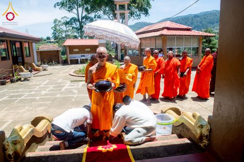 ภาพ No.225662:วันที่ 5 พฤษภาคม พ.ศ. 2568 พิธีบิณฑบาตรอบเมืองนูวราอิลิย่า ฉลองเทศกาลวิสาขบูชา แห่งชาติประเทศศรีลังกา