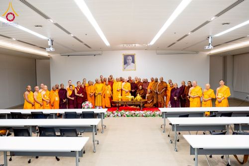 ภาพ No.222385:วันที่ 21 เมษายน พ.ศ. 2568 หลวงพ่อทัตตชีโวต้อนรับคณะสงฆ์ WAB ณ อาคาร 100 ปี คุณยายมหารัตนอุบาสิกาจันทร์ ขนนกยูง วัดพระธรรมกาย