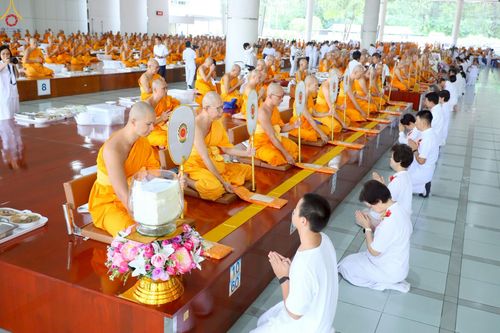 ภาพ No.240086:วันเสาร์ที่ 23 สิงหาคม พ.ศ. 2568 (วันพระ แรม 14 ค่ำ เดือน 9) พิธีบุพเปตพลี ครั้งที่ 169 ร่วมอุทิศบุญแด่หมู่ญาติที่ล่วงลับไปแล้ว และสืบทอดอายุพระพุทธศาสนา ณ หอฉันคุณยายอาจารย์ฯ วัดพระธรรมกาย